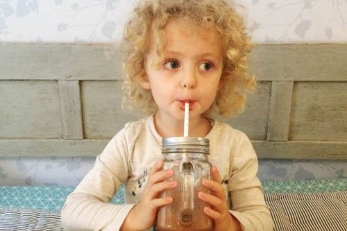 Asta drikker smoothie