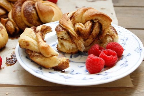 kanelsnurrer med hindbaer