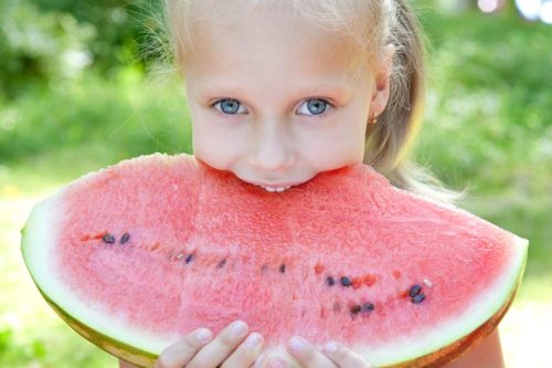pige spiser vandmelon
